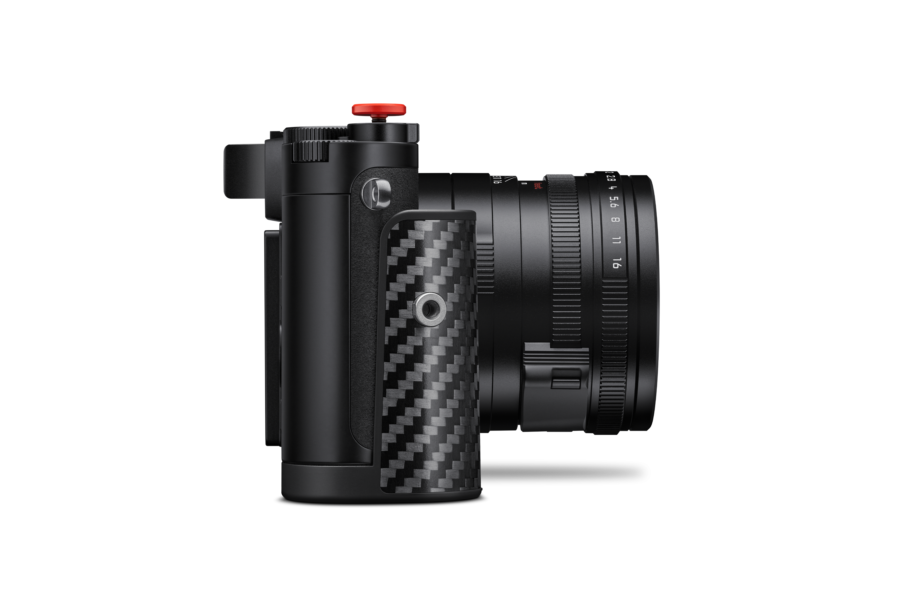 Seitenansicht der Leica Q3 43 F1 mit strukturiertem Carbon-Handgriff, schwarzem Kameragehäuse und APO-Summicron Objektiv.