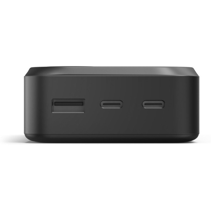Schwarze Powerbank in Frontansicht mit drei Anschlüssen, darunter ein USB-A- und zwei USB-C-Anschlüsse, auf weißem Hintergrund.