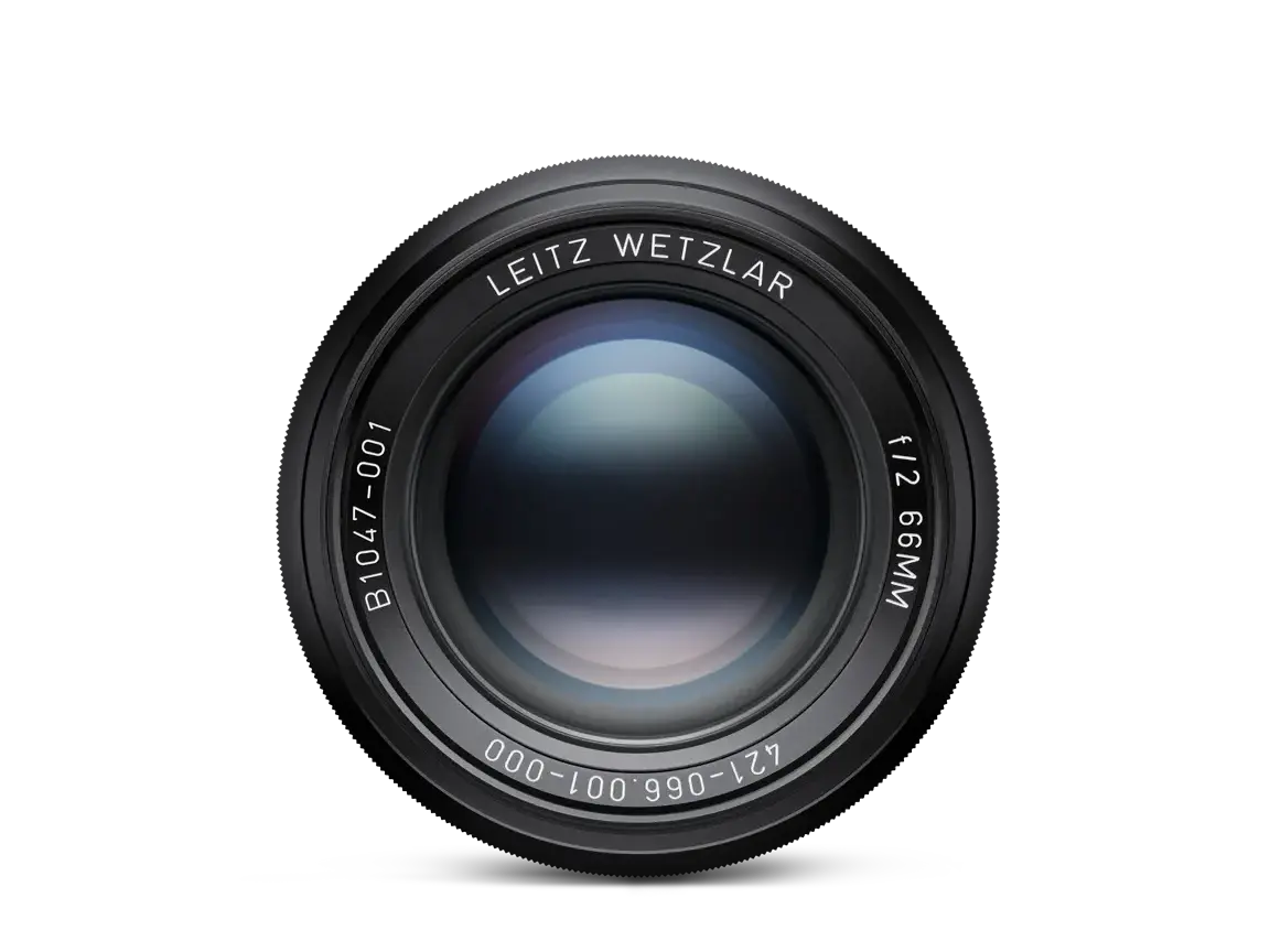 Schwarzes Leica Objektiv in direkter Frontansicht mit großer Frontlinse und sichtbarer Beschriftung „Leitz Wetzlar“ vor schwarzem Hintergrund.