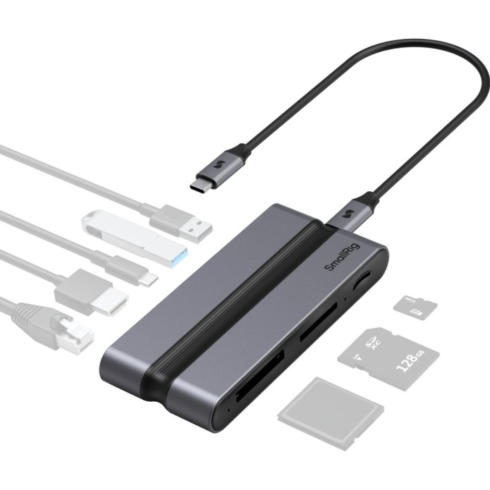 SmallRig USB-C Multiport-Hub mit angeschlossenem USB-C-Kabel sowie Anschlussmöglichkeiten für mehrere Geräte und Speicherkarten auf weißem Hintergrund.