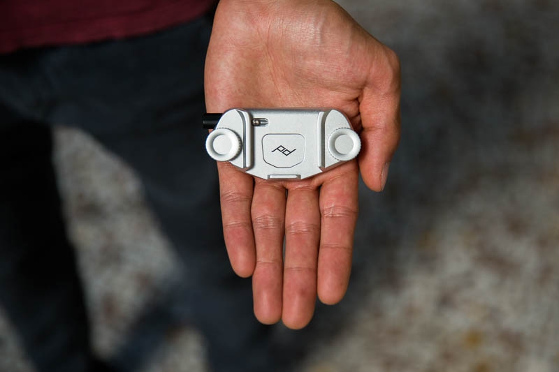 Peak Design Capture Clip v3 Silver - Kameraclip zum Tragen von DSLR-/DSLM-Kameras an Gurten oder Gürteln