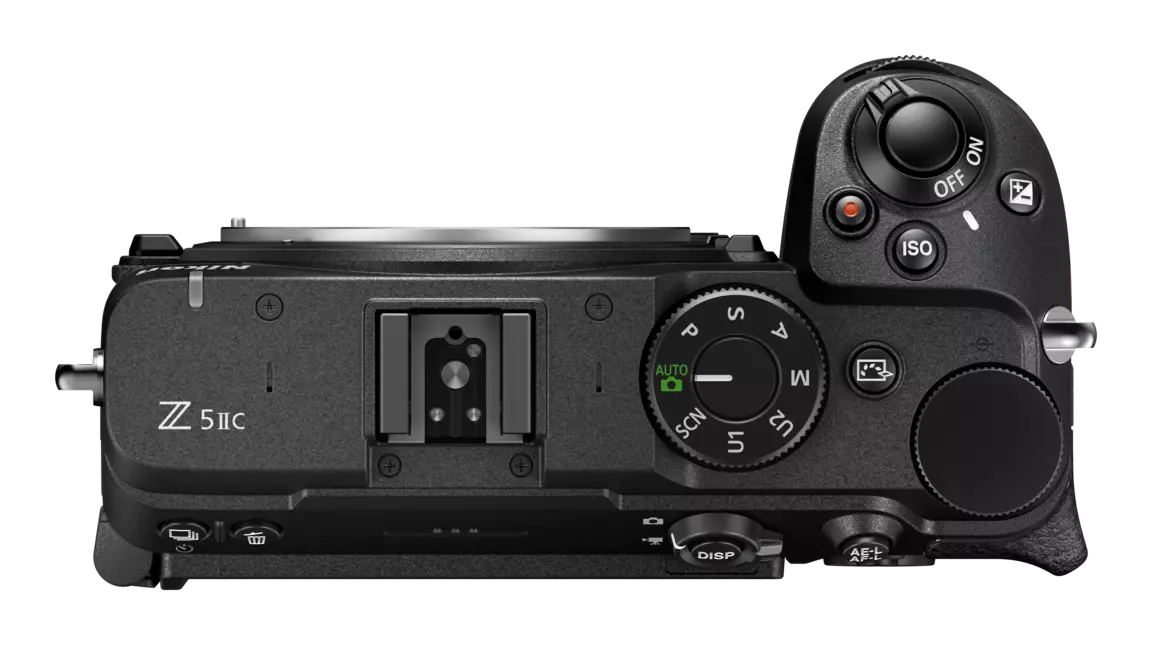 Draufsicht auf die schwarze Nikon Z5II Systemkamera mit Moduswahlrad, Auslöser, ISO-Taste, Einstellrad und Zubehörschuh.