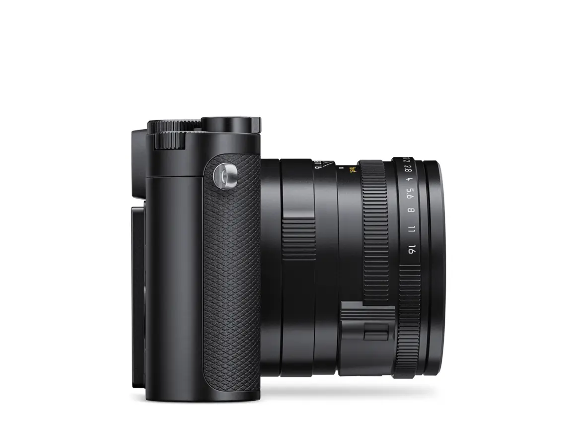 Leica Q3 Vollformat-Kompaktkamera in rechter Seitenansicht mit fest integriertem Summilux 28 mm Objektiv