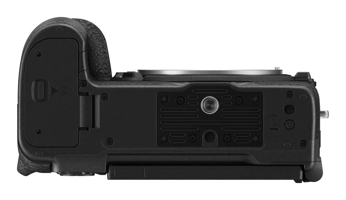 Unterseite einer schwarzen Nikon Z5II Systemkamera mit Stativgewinde, Batteriefach und Befestigungspunkten.