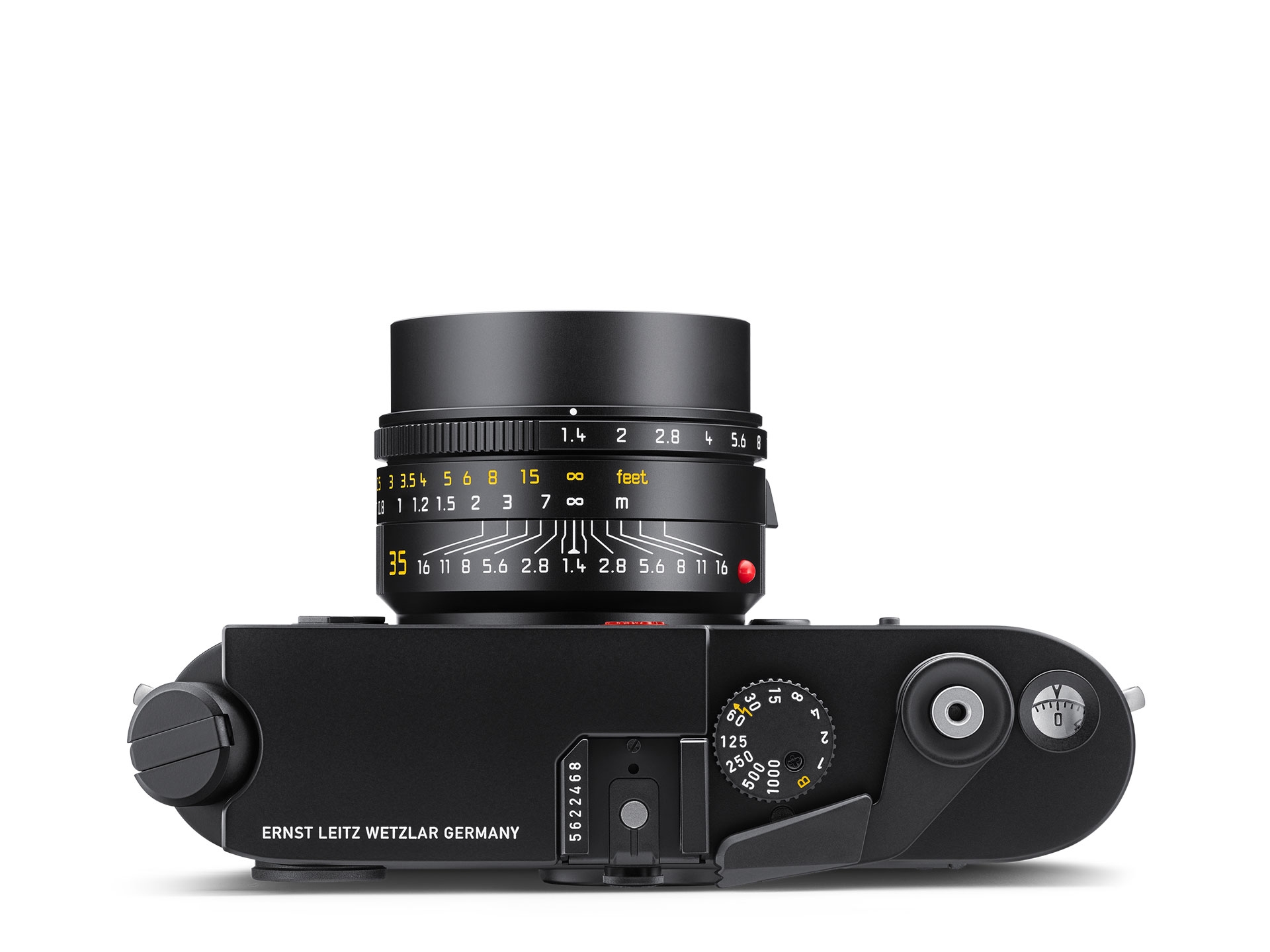 Die Draufsicht der mattschwarzen Leica M6 Messsucherkamera mit einem montierten Leica Summilux-M 35 mm f/1.4 Objektiv vor weißem Hintergrund mit direktem Blick auf das Zeitenwählrad, den Schnellschalthebel, den Auslöser und die weiße Gravur „ERNST LEITZ W