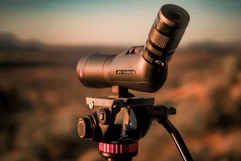 Leica APO-Televid 65 W Kit mit Vario Okular 25-50 x WW ASPH. Travel-Kit (inkl. Leica Tasche + Benro AERO4 Pro Travel Stativ)