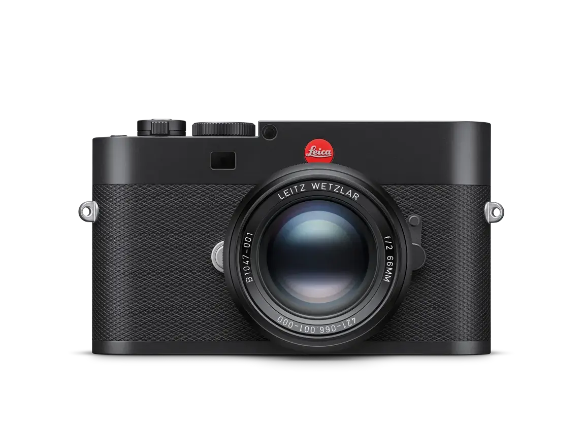 Schwarze Leica M EV1 Kamera mit montiertem Objektiv in der Frontansicht vor schwarzem Hintergrund.