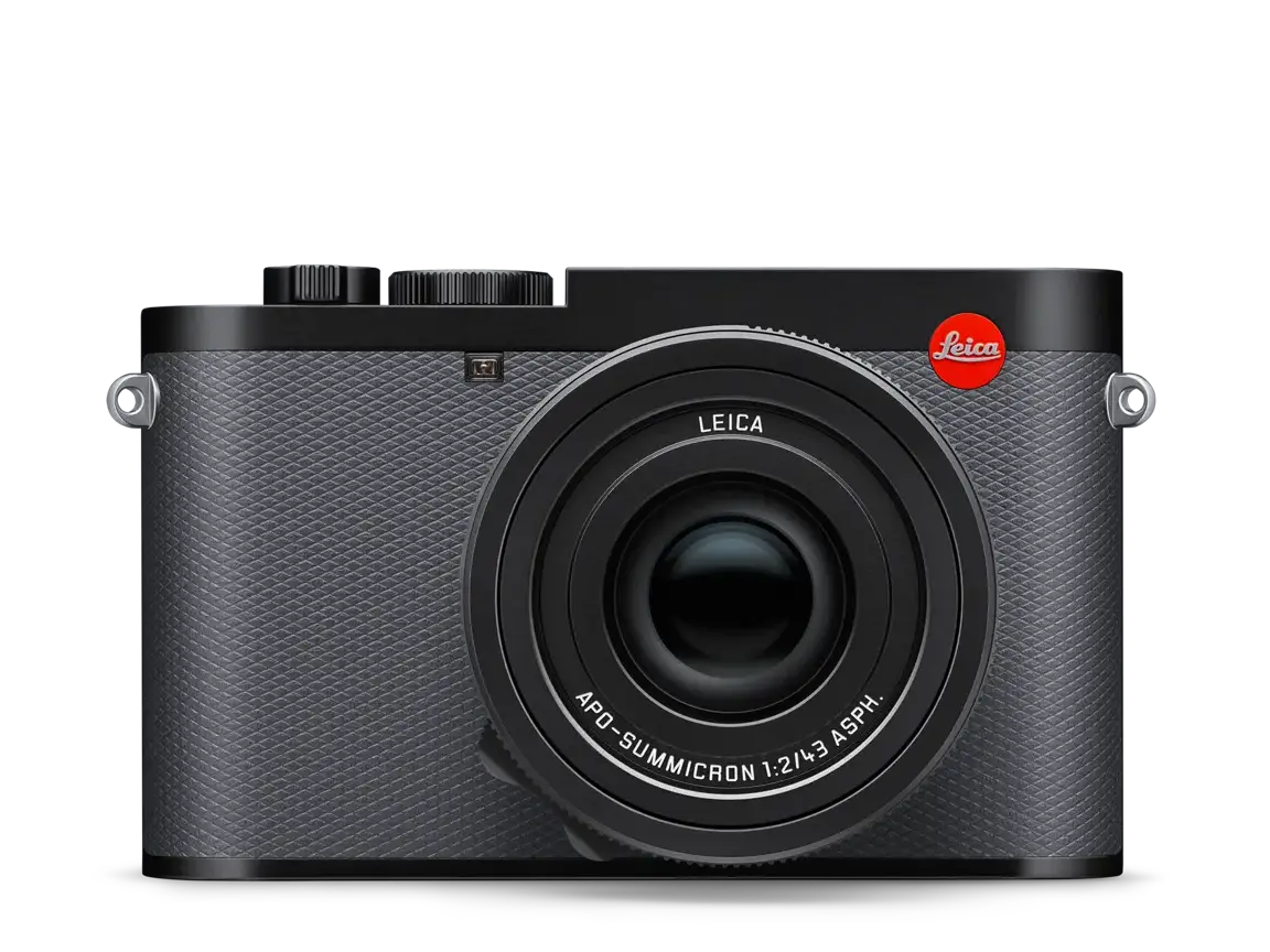 Leica Q3 43 in Frontansicht mit APO-Summicron 43 mm f2 ASPH. Objektiv und rotem Leica Logo