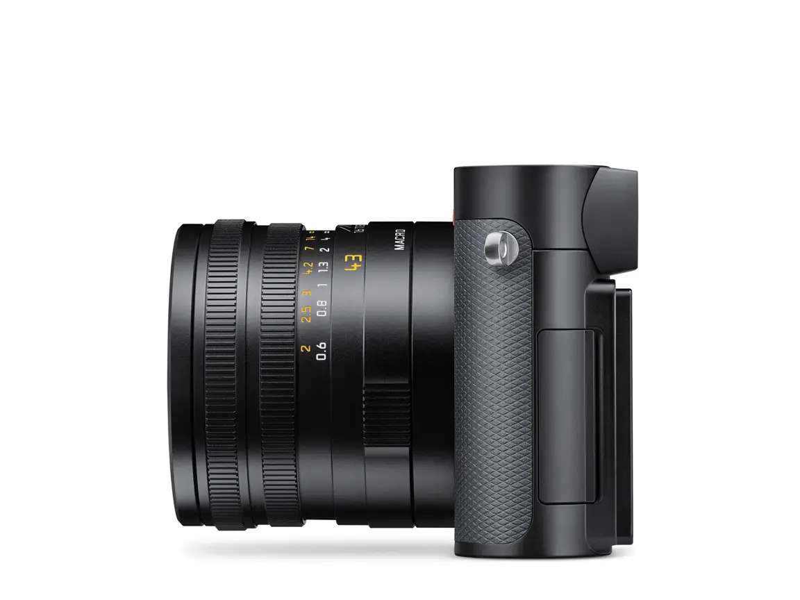 Leica Q3 43 in linker Seitenansicht mit ausgeklapptem Monitor und APO-Summicron 43 mm Objektiv
