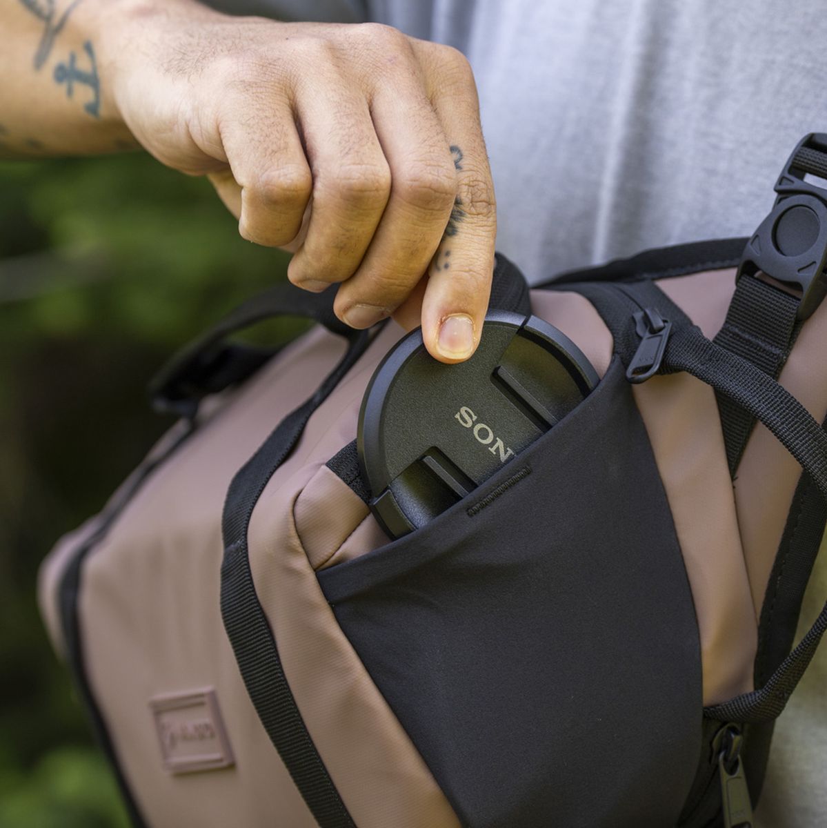 WANDRD Rogue Sling 6l Rhoone Burgundy V2 (+ Gratis WANDRD Socks)