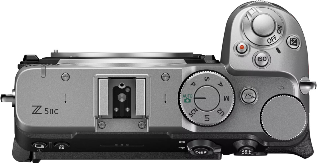 Draufsicht auf das silberne Nikon Z5IIC Kameragehäuse mit Moduswahlrad, Auslöser, ISO-Taste, Einstellrad und Zubehörschuh.