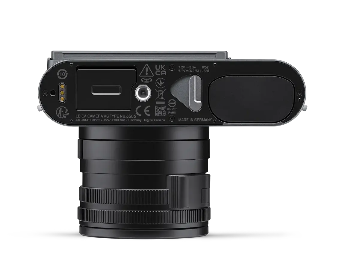 Leica Q3 Metal Grey in der Ansicht von unten mit Akkufach, Stativgewinde und Anschlssen