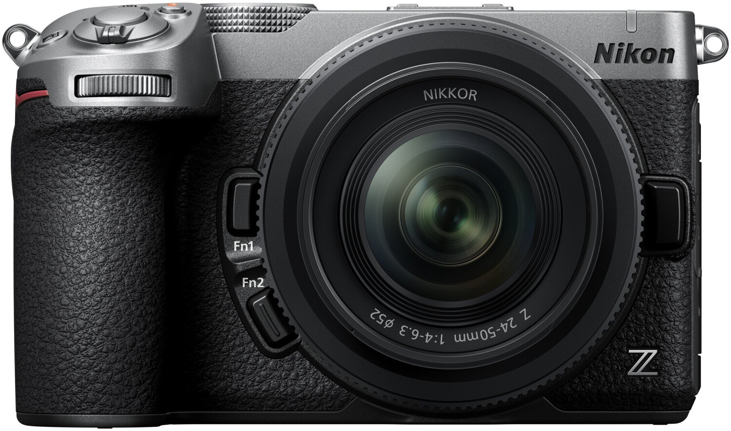 Silberne Nikon Z5II mit NIKKOR Z 24–50 mm Objektiv in gerader Frontansicht, mit großem schwarzem Handgriff.