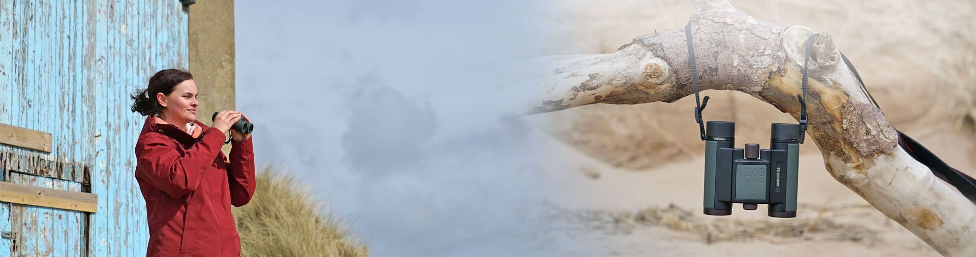 Eine Frau steht in der Natur und blickt mit einem Fernglas in die Ferne. Daneben hängt ein weiteres Fernglas an einem Ast.