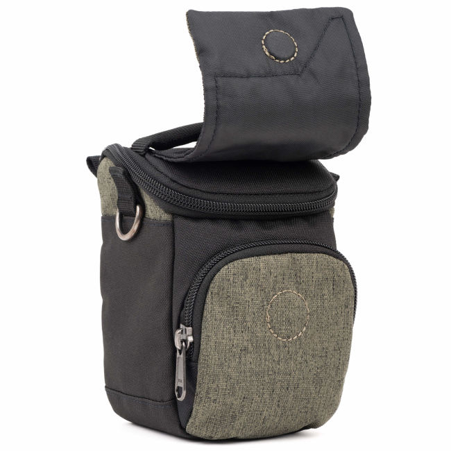 Schräge Vorderansicht einer geöffneten Think Tank Mirrorless Mover 5 Kameratasche in Coast Green (Grün/Schwarz) vor weißem Hintergrund mit hochgeklapptem Magnetverschluss-Deckel und kleiner Reißverschluss-Fronttasche.