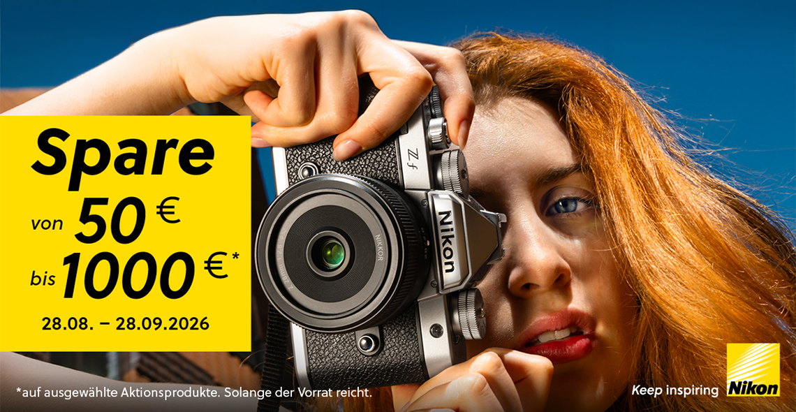 eine Frau mit roten langen Haaren schaut durch eine Nikon kamera. links im Bild ist ein gelber Kasten mit dem Hinweis von 50Euro bis 1000 Euro sparen zu können in dem Zeitraum 28.08-2809.2026. rechts unten ist das Nikon logo abgebildet